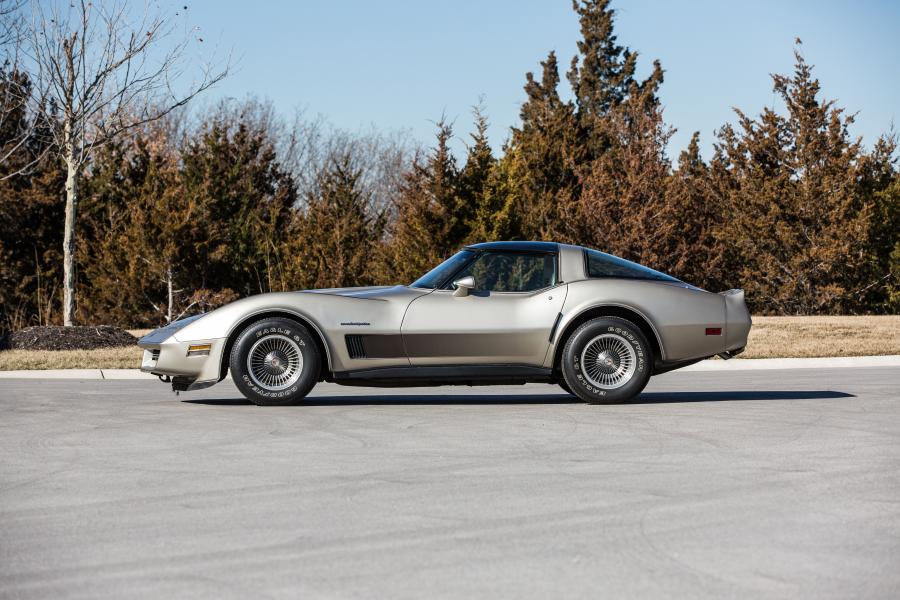  Chevrolet Corvette Collector Edition 1982 года  (фото 2 из 40)